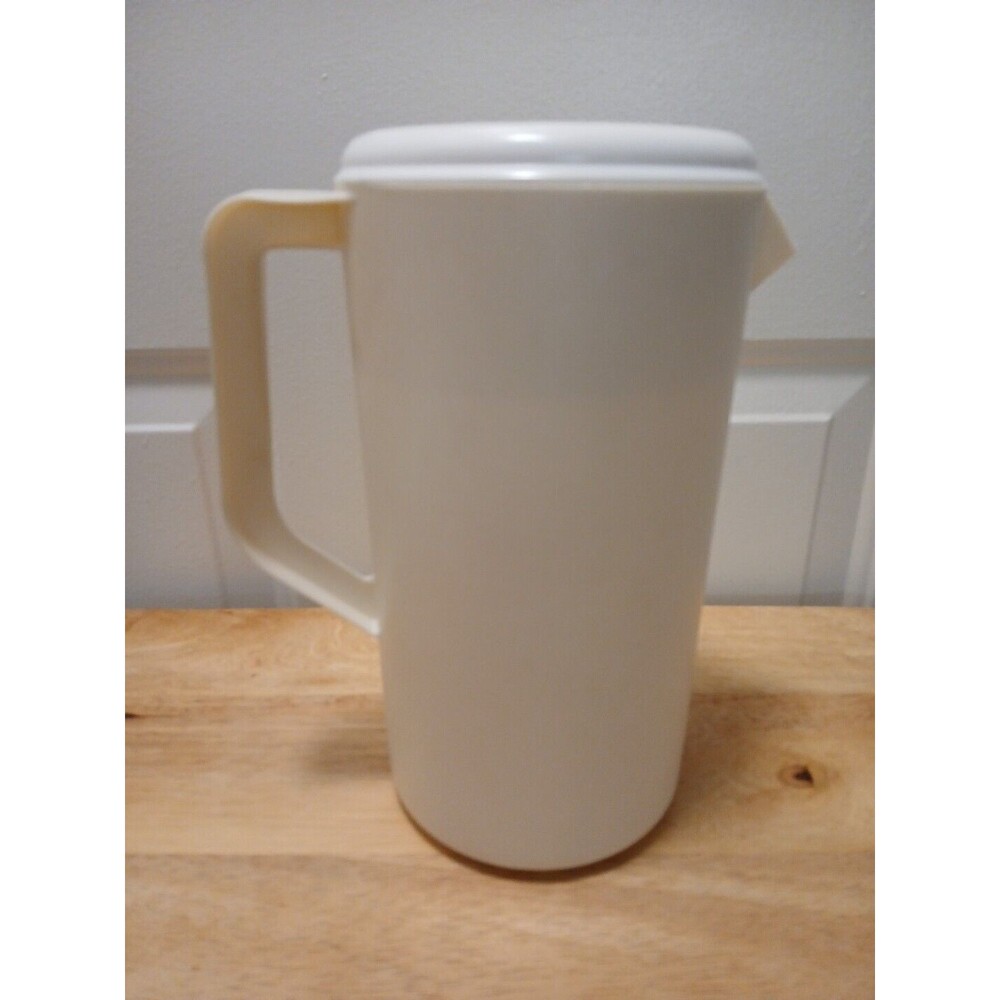 Vintage 1971‎ Rubbermaid J2445 Almond Cream Drink Pitcher 2¼ Qt  White Lid EUC